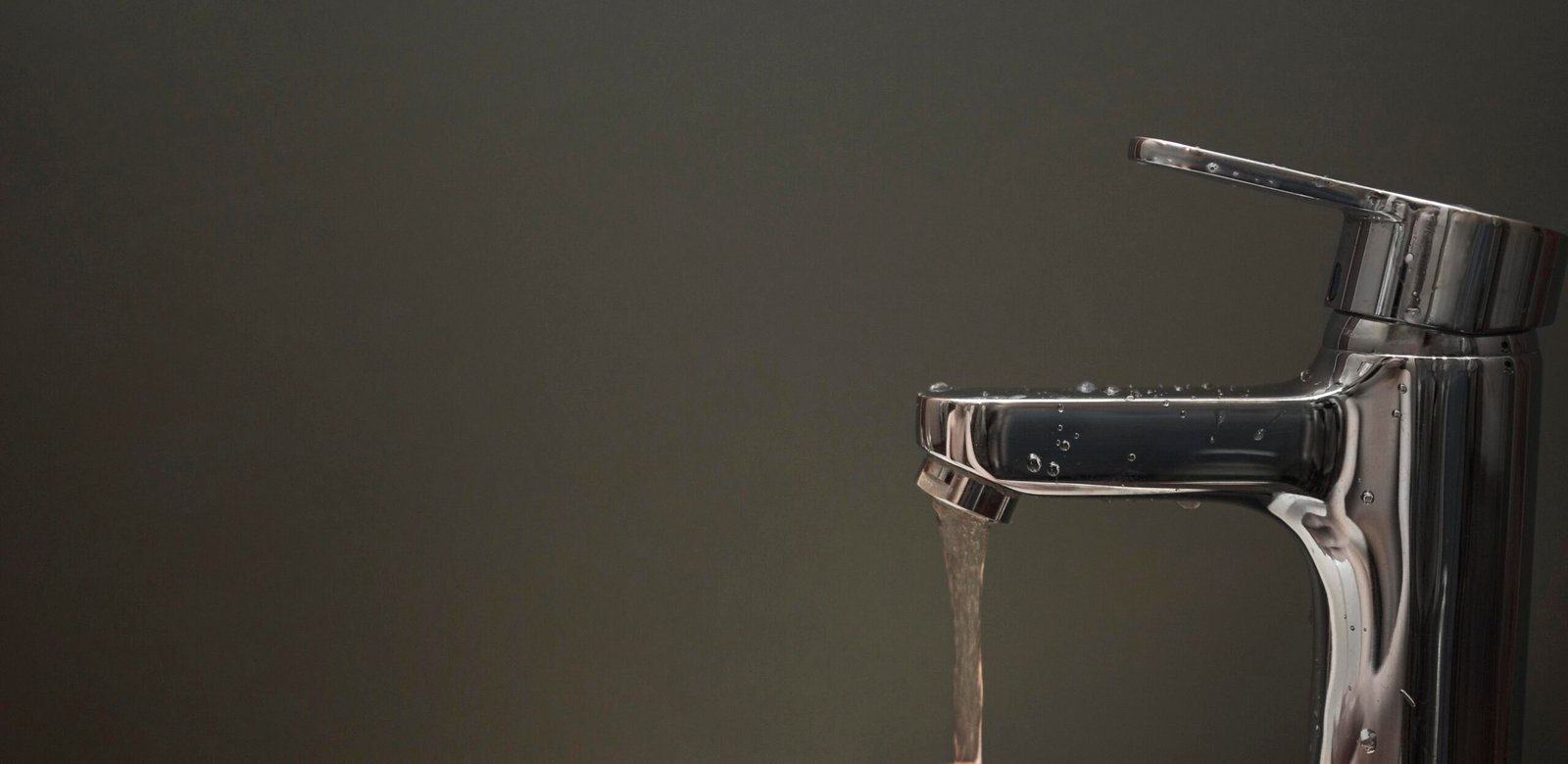 Baja presión de agua en casa: causas comunes y cómo solucionarlo fácilmente