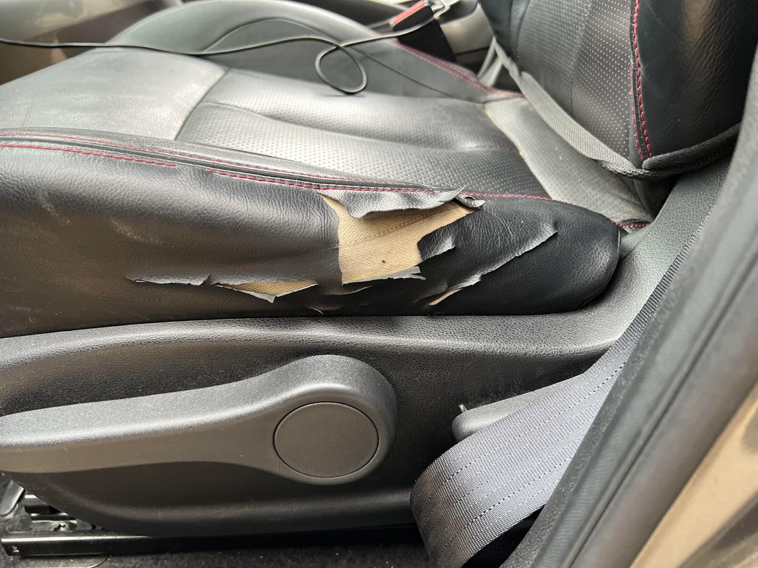 Reparación de la tapicería desgarrada