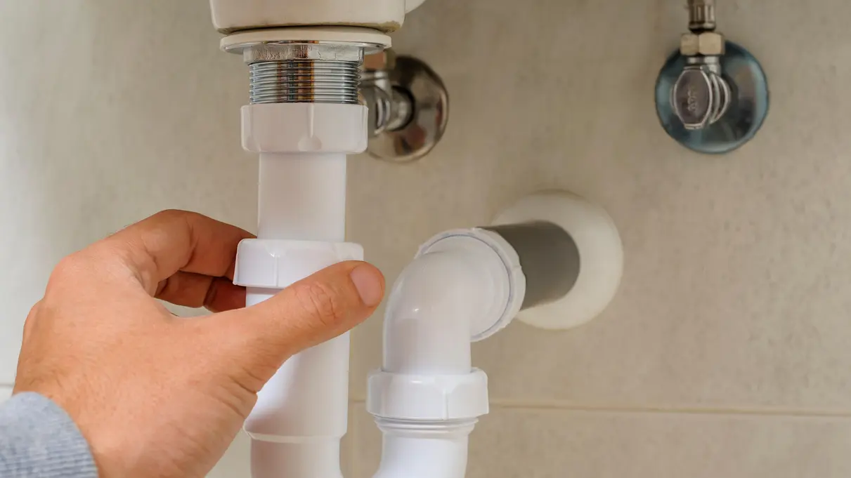 El sifón del lavamanos gotea o huele mal: cómo cambiarlo tú mismo paso a paso