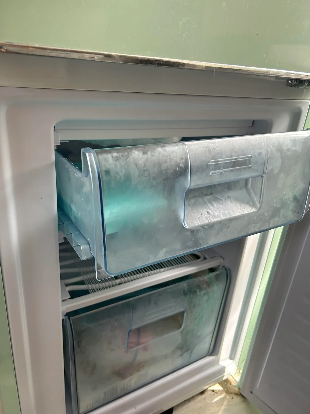 Cajón de la nevera atascado: cómo solucionarlo