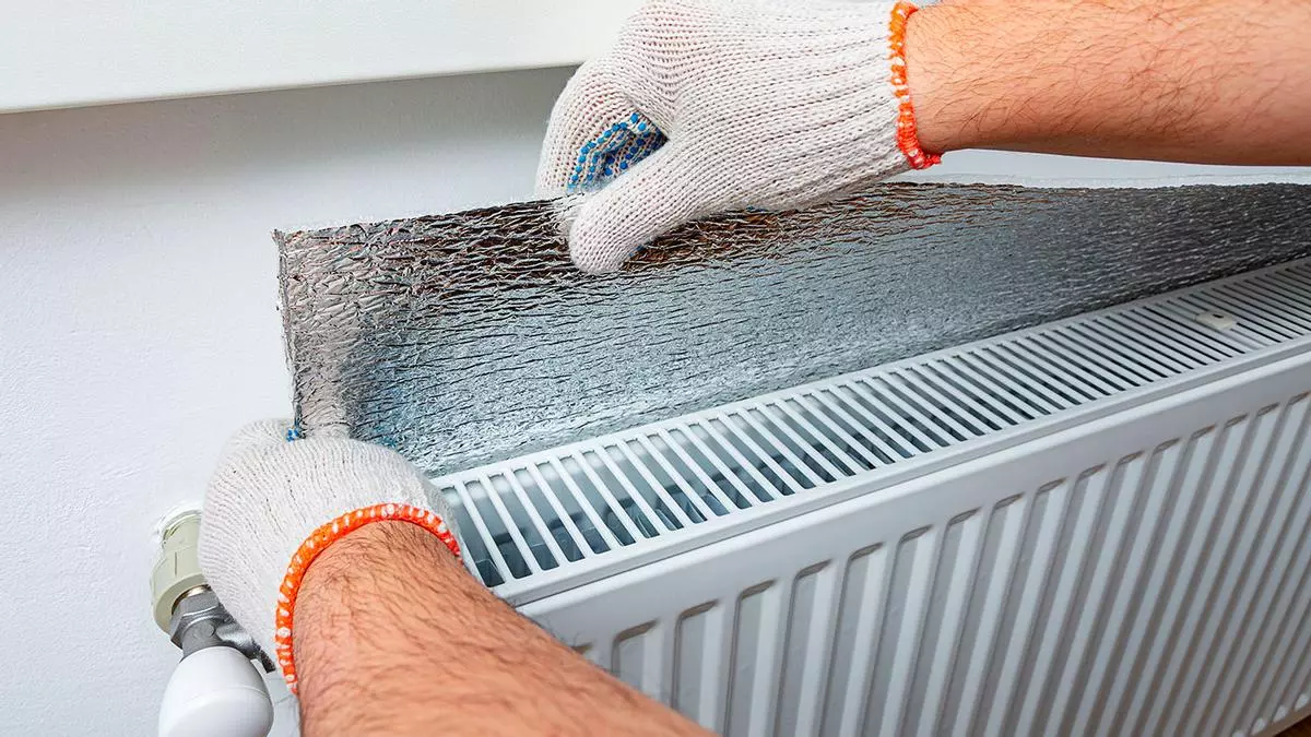 Coloca papel reflectante detrás del radiador y reduce el consumo