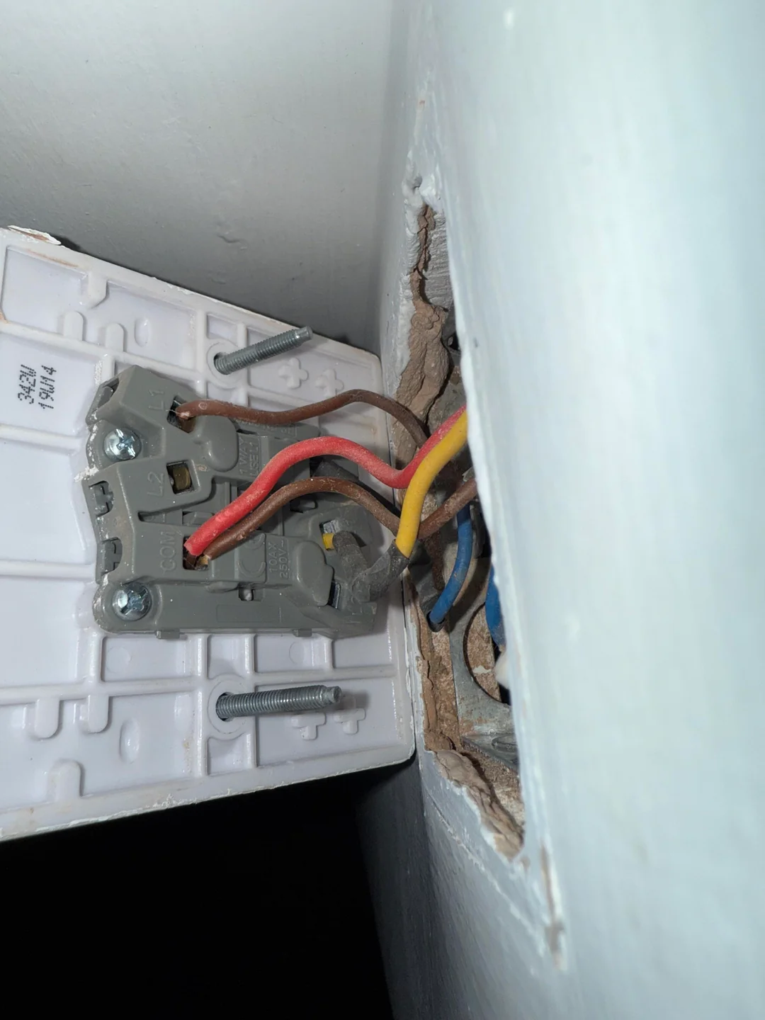 Chispas en el toma de corriente: por qué salen y cómo solucionar este problema eléctrico en casa