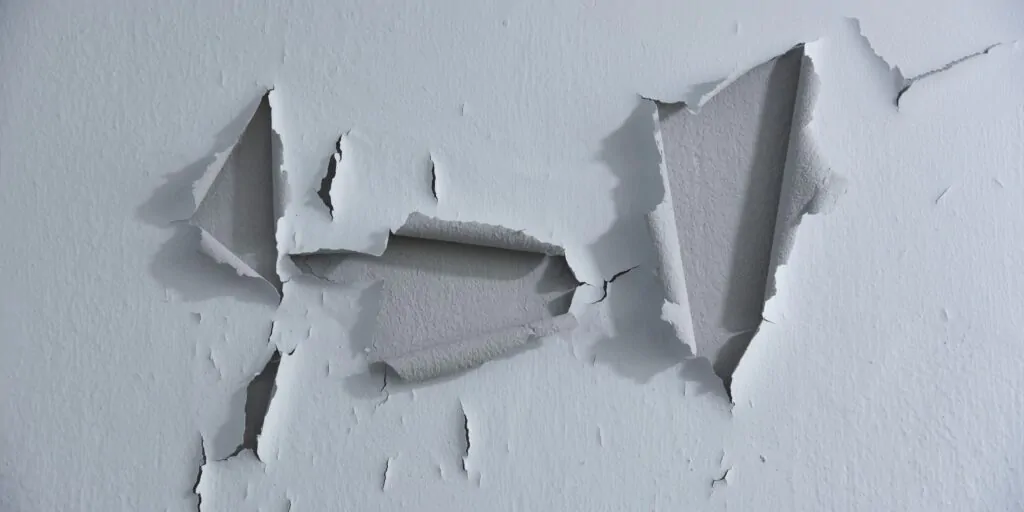 Pintura descascarada en paredes: cómo reparar humedad y renovar tu hogar fácil